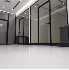 Ofis bölme sistemleri cam panel ve alüminyum çerçeve ile modern tasarım
